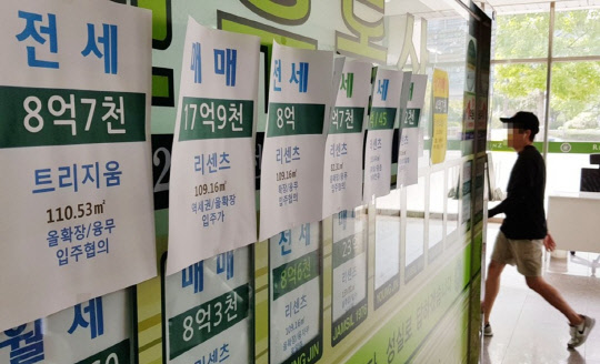 서울 주택거래량이 거래절벽을 이어가고 있는 와중에도 강남4구의 주택거래량은 급등한 것으로 나타났다. 최근 다주택자들을 대상으로 부동산 규제가 강화되면서 신축 아파트 '똘똘한 한채'를 찾는 중대형 평형 수요가 늘어난데다 분양가 상한제를 앞두고 정비사업이 활발하게 진행되면서 매매거래도 늘어난 것으로 풀이된다. <연합뉴스>